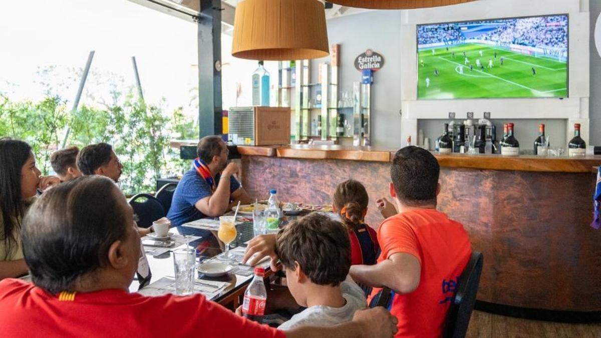 Aficionados ven un partido de fútbol en un establecimiento en una imagen de archivo.