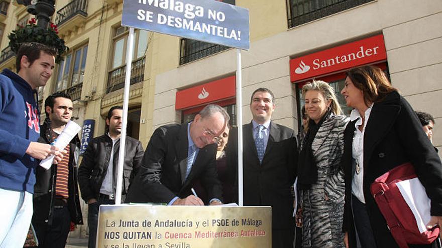 El alcalde de Málaga, Francisco de la Torre, se une a la campaña contra el traslado de la Cuenca a Sevilla.