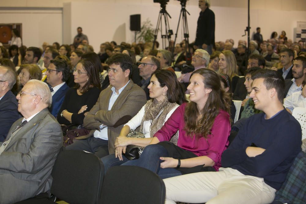 Decenas de profesores y alumnos del CEU, germen de la Universidad de Alicante, se reencuentran en un emotivo acto organizado en el campus.