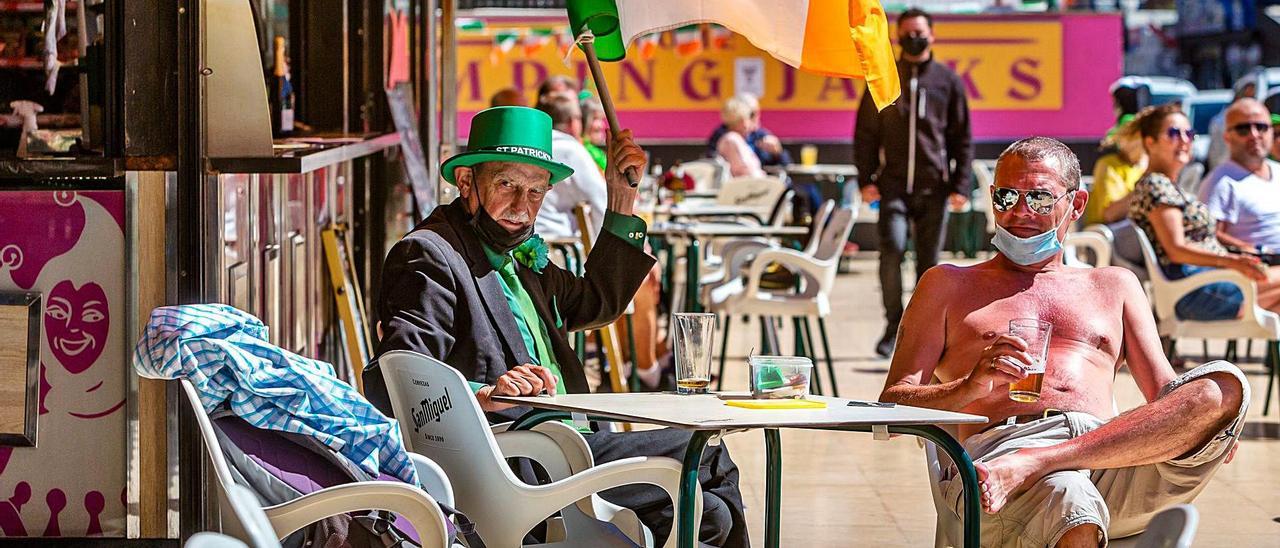 Turistas irlandeses residentes en Benidorm tomándose una cerveza en la zona de los pubs británicos de la ciudad.