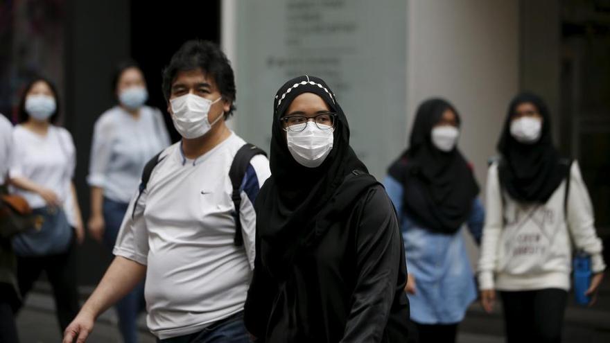 Turistas en Seúl con máscaras respiratorias.