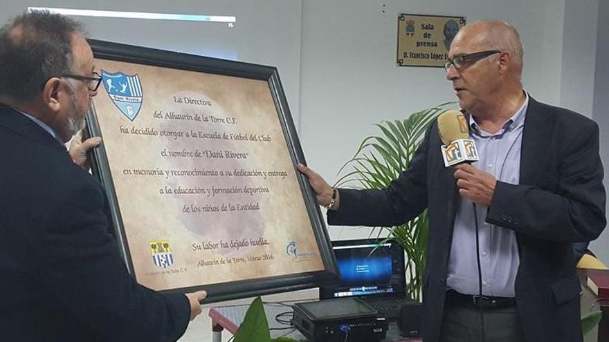 El momento de la entrega de la placa conmemorativa