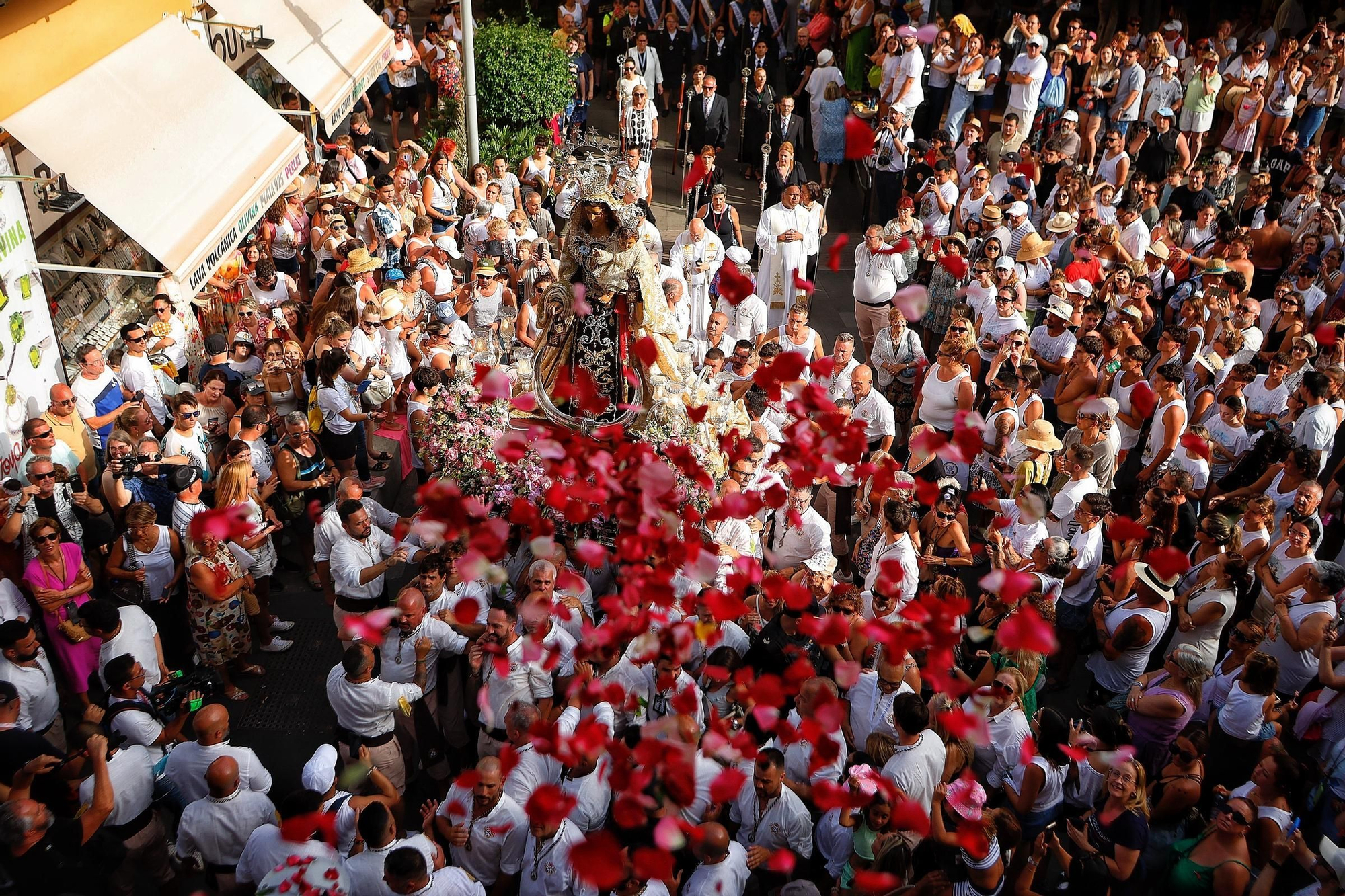 Embarcación de la Virgen del Carmen en el Puerto de la Cruz.