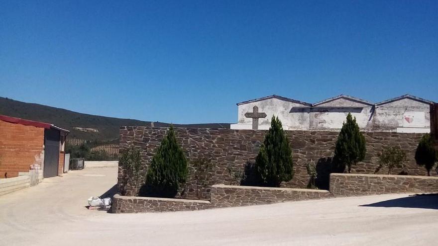 La Pesga retira la Cruz de los Caídos y la instala en el cementerio