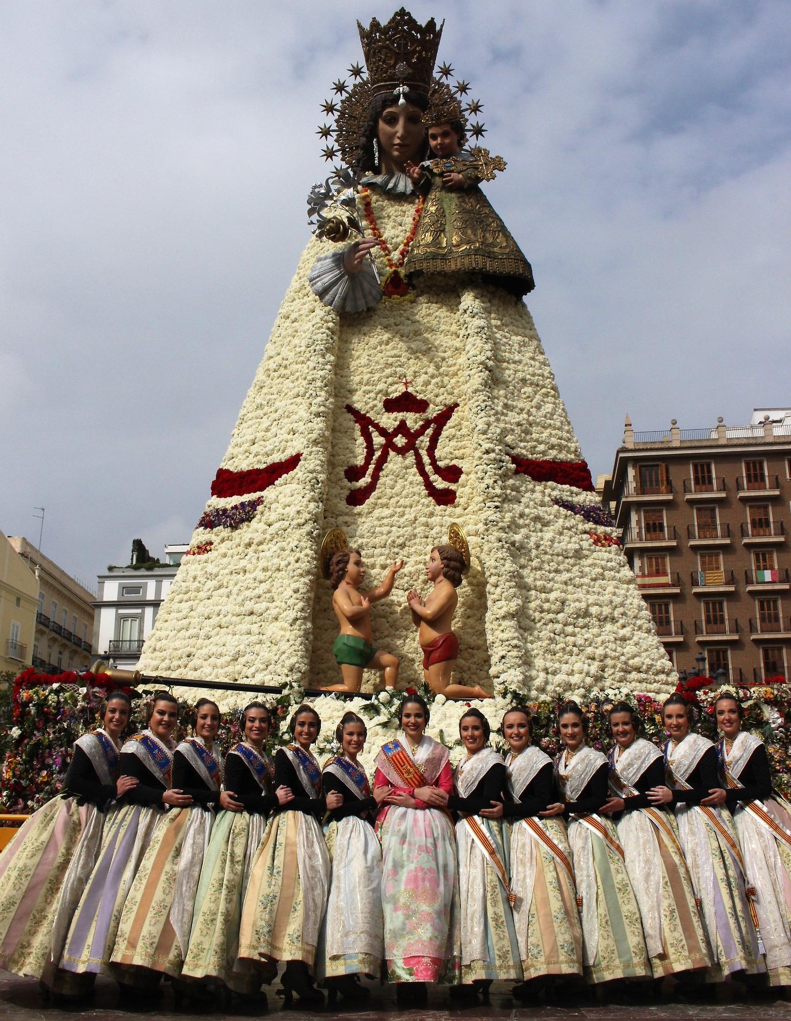 Las trece falleras posaron al acabar la &quot;mascletà&quot;