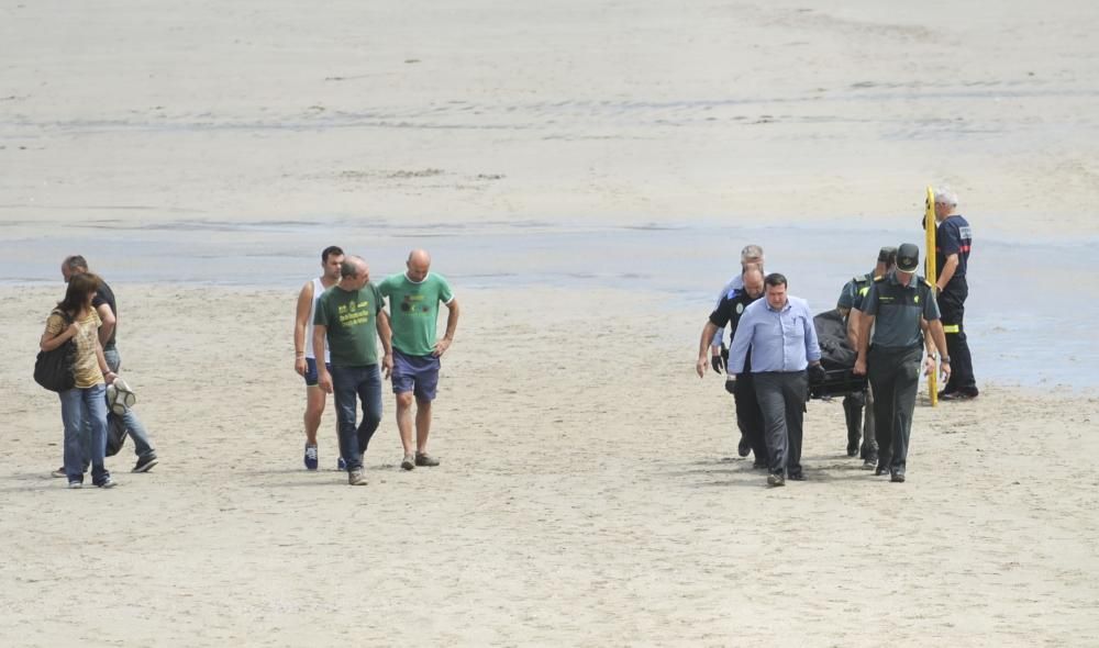 Los surfistas intentaron socorrerla pero se quedó atrapada en una corriente.