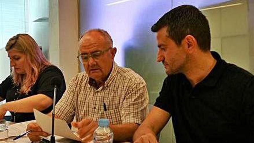 El candidato de PxE, Joan Torres, ayer en el pleno de Sant Antoni junto al del PP, Marcos Serra.