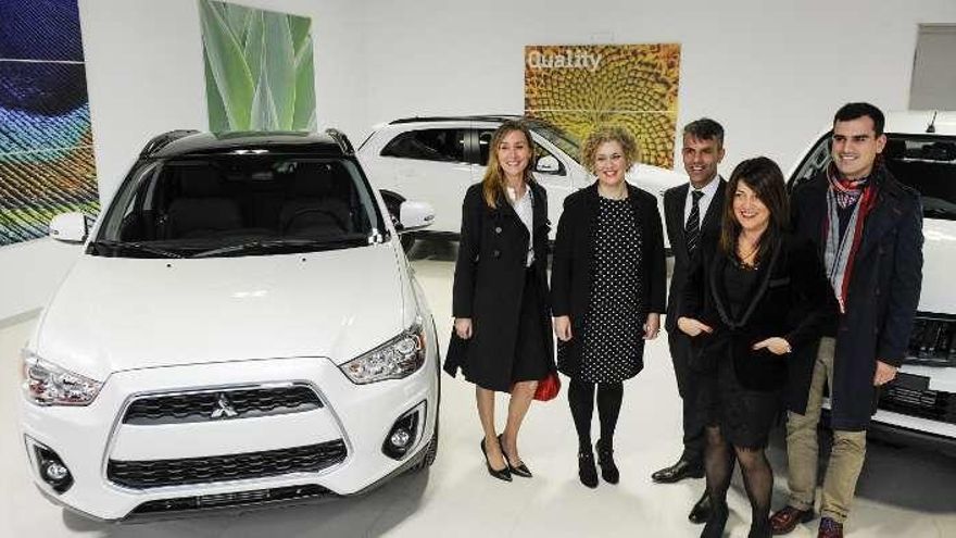 Asistentes a la inauguración del concesionario Mitsubishi. // B.L.