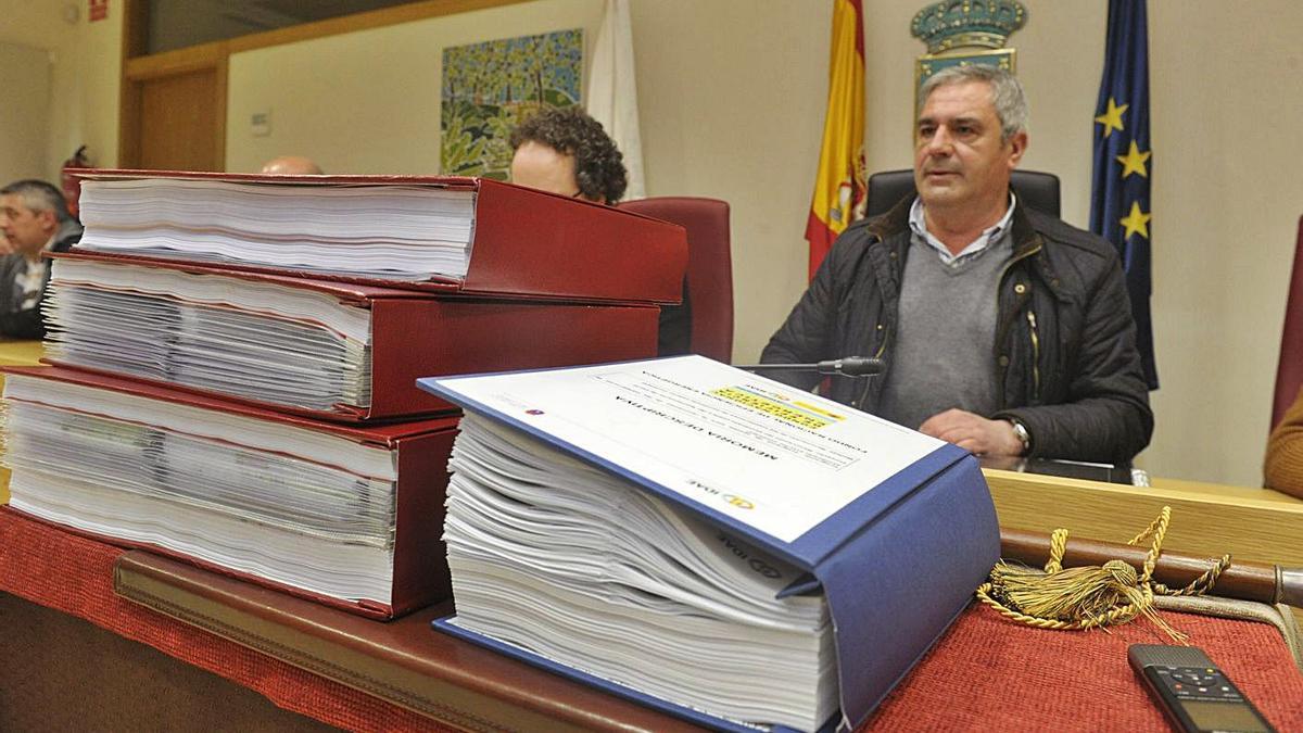 Documentación del PXOM, en el pleno de su aprobación inicial, en 2016. |   // VÍCTOR ECHAVE