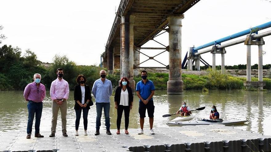 Se instala en Palma del Río el pantalán en el embarcadero del Guadalquivir