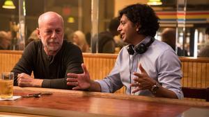 Bruce Willis y M. Night Shyamalan dialogan durante el rodaje.