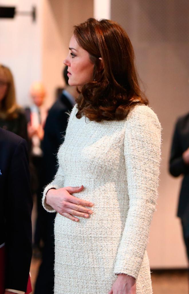 Kate Middleton presume de embarazo con vestido de Alexander McQueen