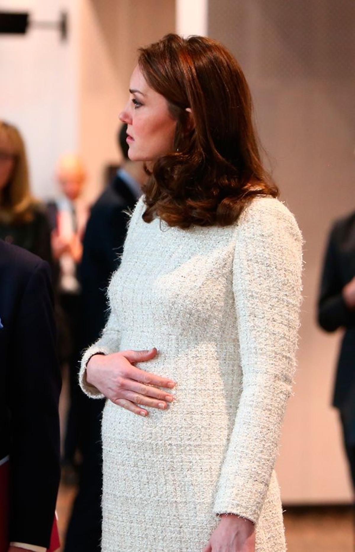 Kate Middleton presume de embarazo con vestido de Alexander McQueen