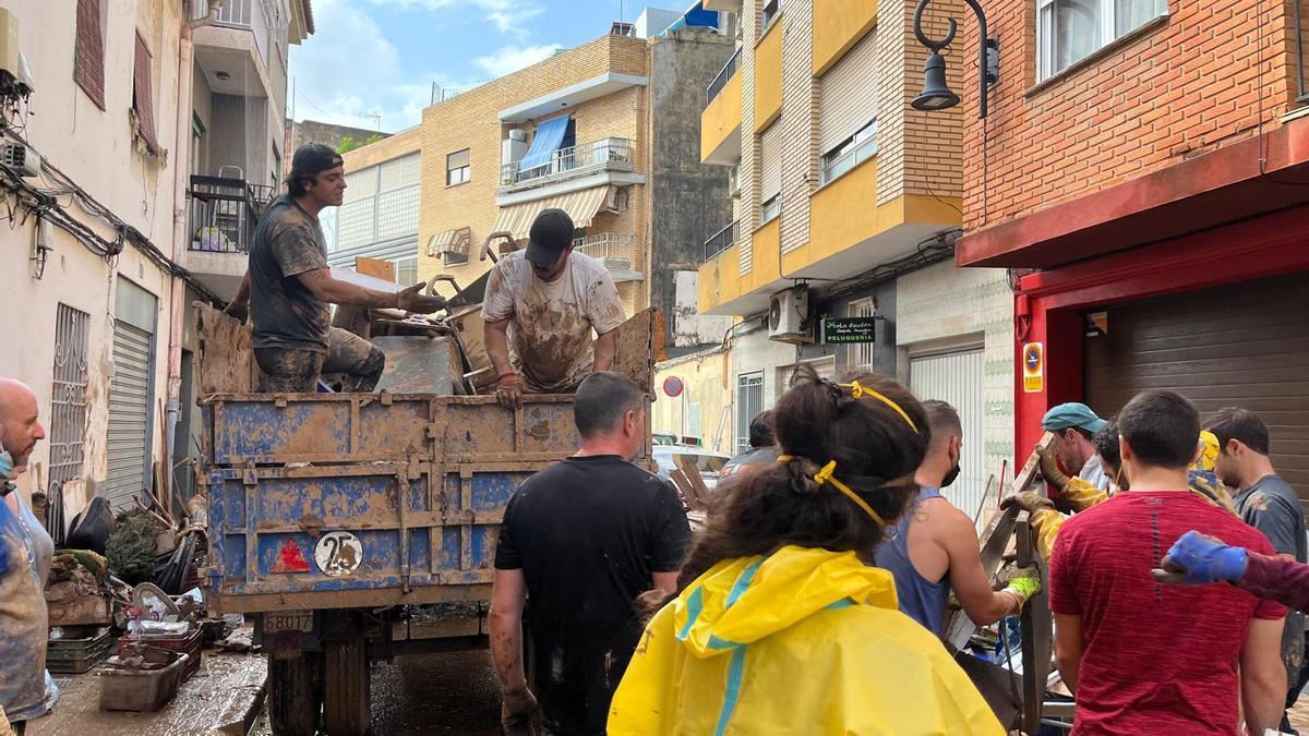 Un camión de voluntarios llega a una de las calles de Aldaia.