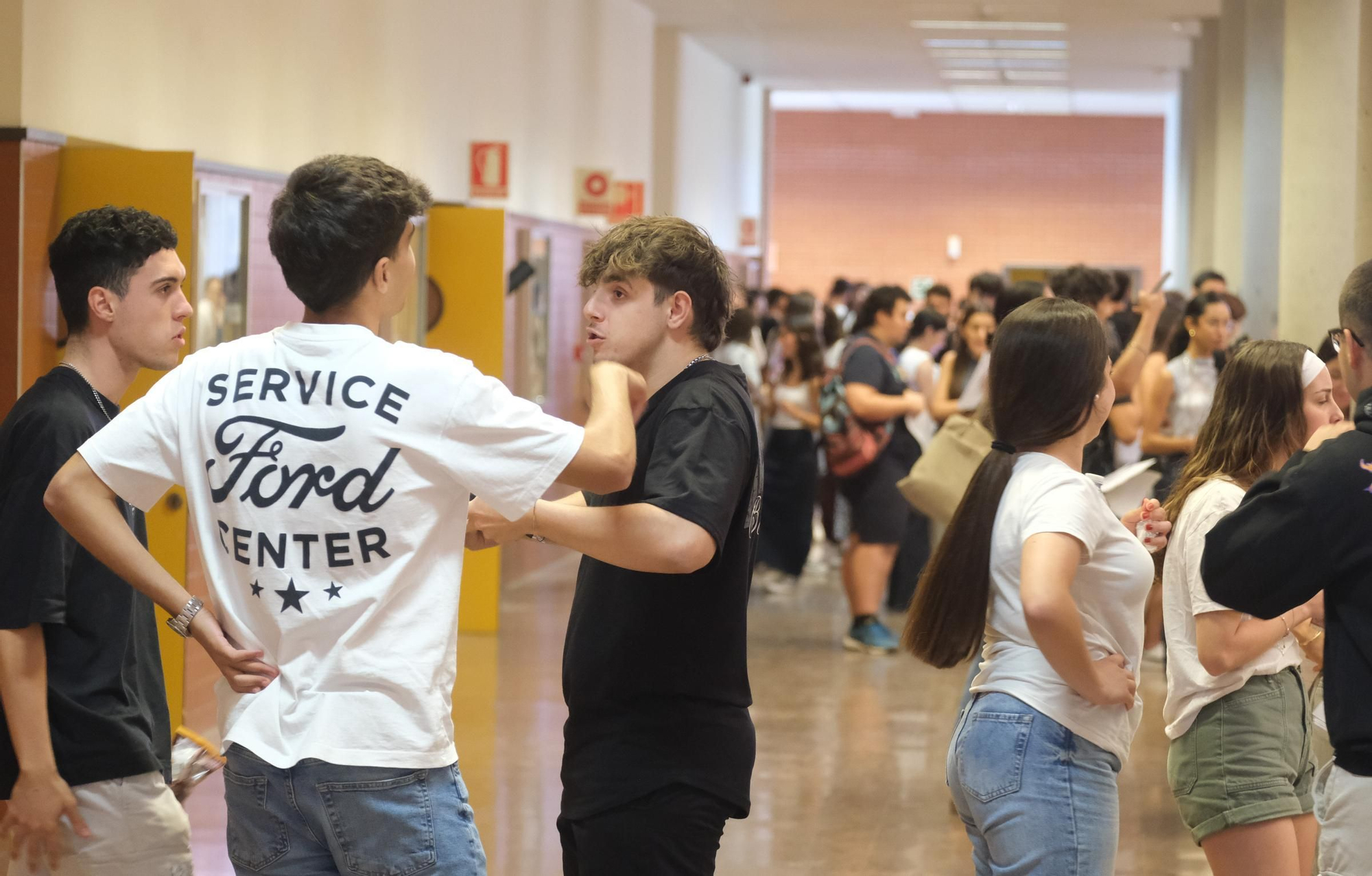 Muchos nervios en el primer día de exámenes de la PAU en Elche