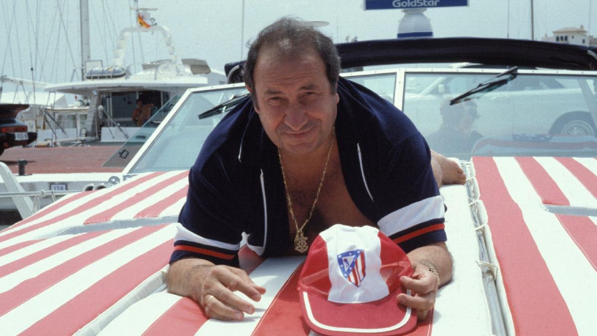 Gil y Gil, en un reportaje con la ropa de su Atlético