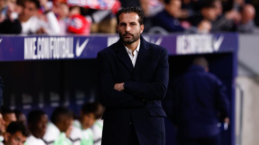 Rubén Baraja observa el partido desde el área técnica, anoche en el Wanda Metropolitano.  | EUROPA PRESS