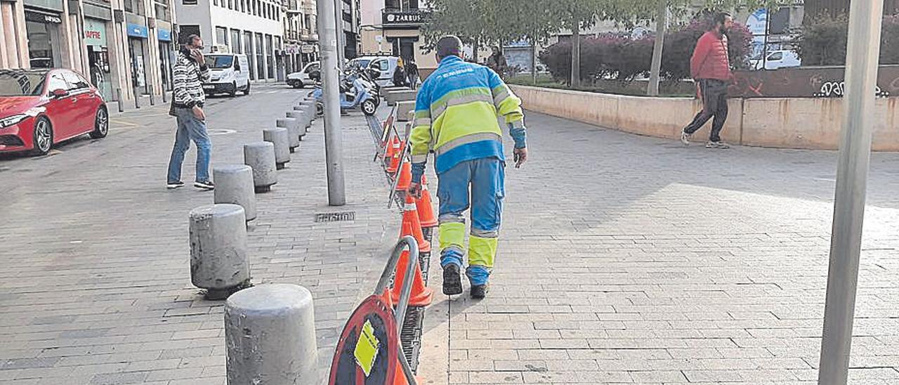 Un operario limpiando un imbornal en Comtat del Rosselló.