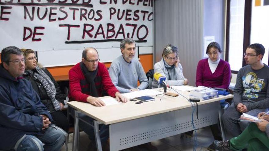 Los trabajadores de Asprosub durante la rueda de prensa de ayer.