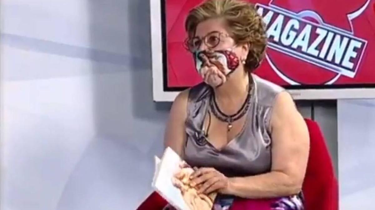 L’escriptora Sonsoles Soto es fa viral amb un poema eròtic a TV: «Quiero manosear tus senos como un pervertido» L’escriptora Sonsoles Soto es fa viral amb un poema eròtic a TV: «Quiero manosear tus senos como un pervertido»