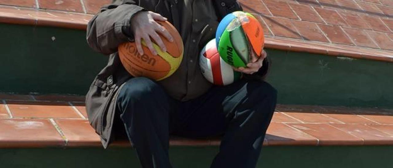 Vicente Seguí posa con varios balones en la grada de la pista exterior del colegio La Purísima.