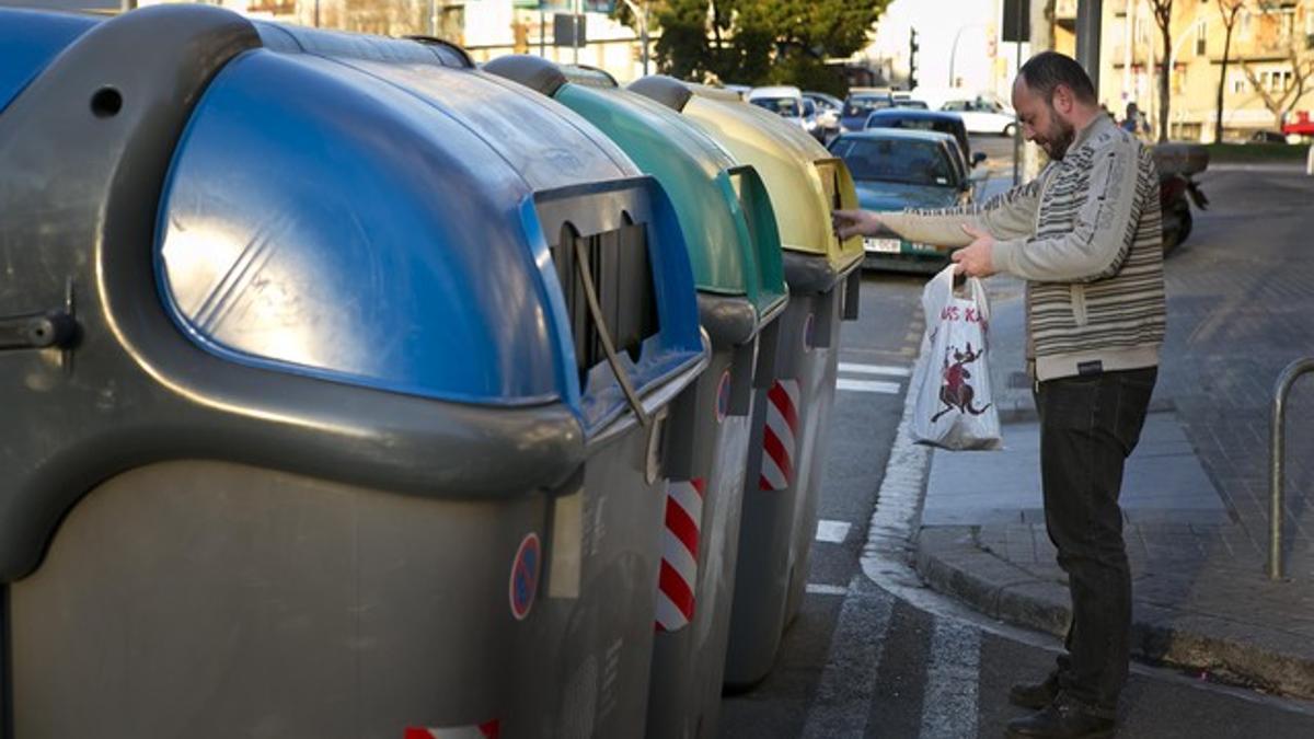 Conjunto de contenedores de reciclaje en una calle de Barcelona