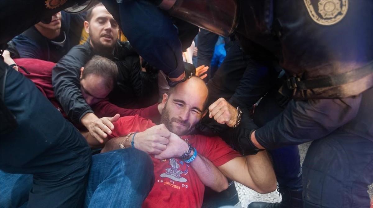 Imágenes de las cargas policiales en el referéndum del 1 de octubre en el colegio Ramón Llull en Barcelona.