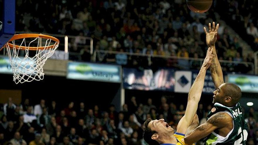 MA05. MÁLAGA, 15/01/09.- El jugador del Unicaja de Málaga Marcus Haislip (dcha), lanza a canasta ante el jugador del Maccabi Electra Yaniv Green (izda), durante el partido de la última jornada de la primera fase de la Euroliga jugado hoy en el Palacio de Deportes Martín Carpena de Málaga.