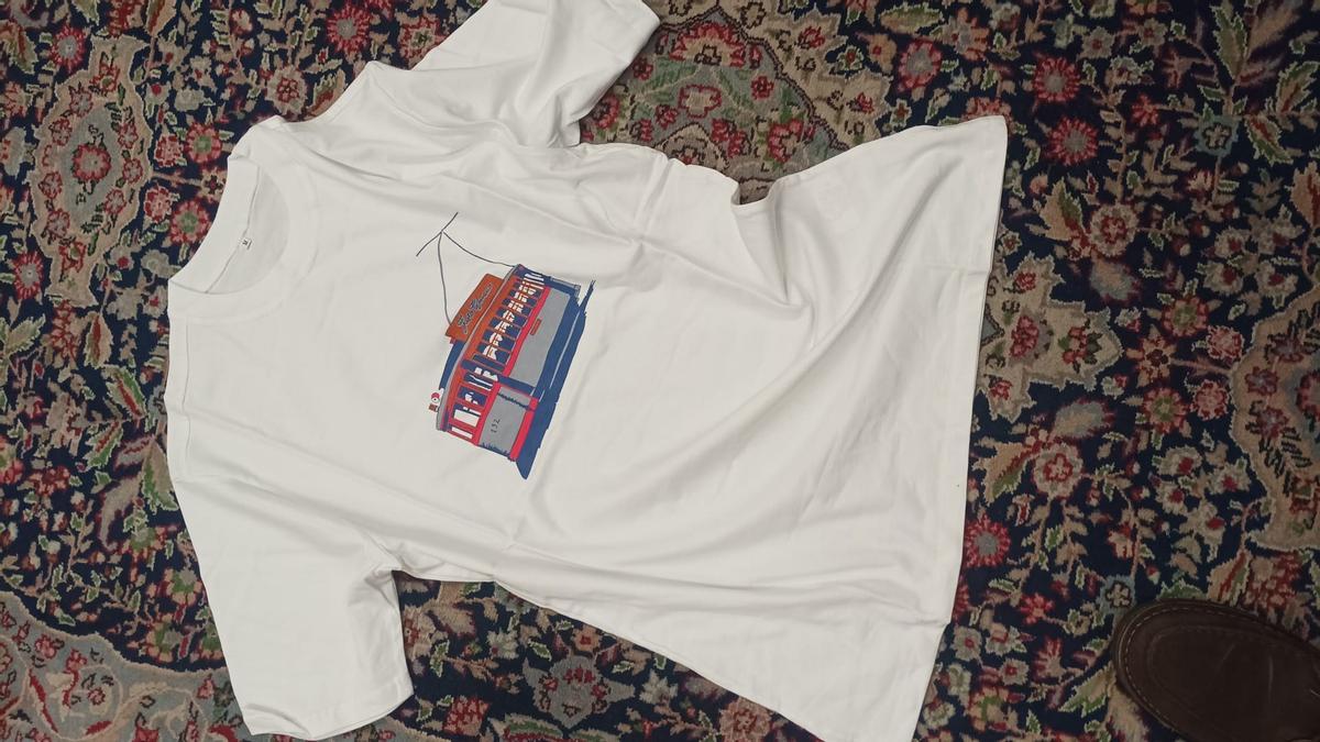Camiseta conmemorativa de Justo Gimeno por la inauguración de la línea 1 del tranvía de Zaragoza.