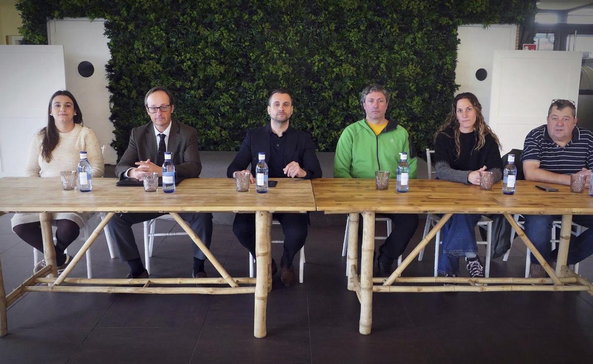 Por la izquierda, Laura Bastián (vocal), Miguel Iglesia (abogado), Iván Suárez (presidente), Raúl García (vocal), Alicia Sánchez-Arjona (vocal) y Silverio Sánchez (vocal), ayer, en Oviedo.