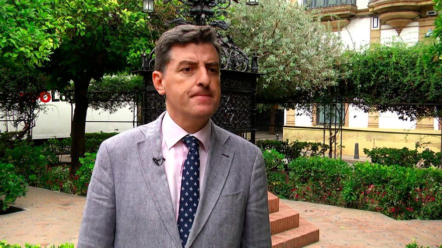 Santiago Padilla durante la entrevista en la plaza de Santa Cruz, que preside la Cruz de la Cerrajería que labrara el almonteño Sebastián Conde en 1692, y cuya réplica realizada por Genaro Faraco preside la espadaña del Santuario del Rocío. Foto: Juan Raya.