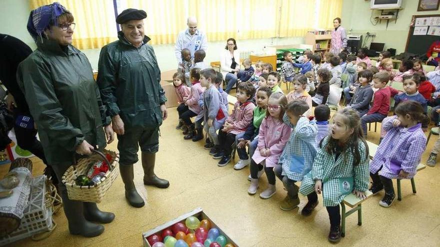 Luz María Álvarez Prada y José Enrique Pulido Inclán, ayudantes del Angulero, ayer, durante la visita que realizaron a los niños de Educación Infantil del colegio público de Sabugo.