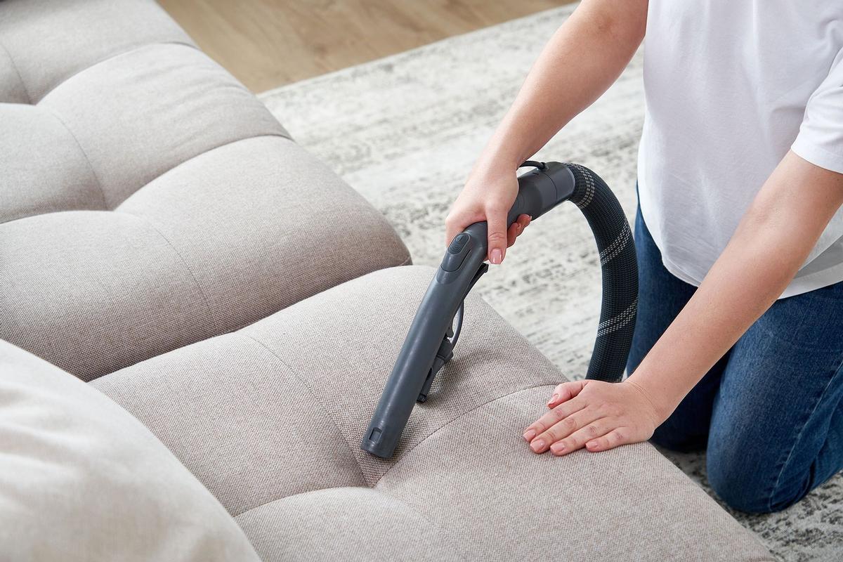 Cómo limpiar un sofá de tela con productos caseros para que quede impecable
