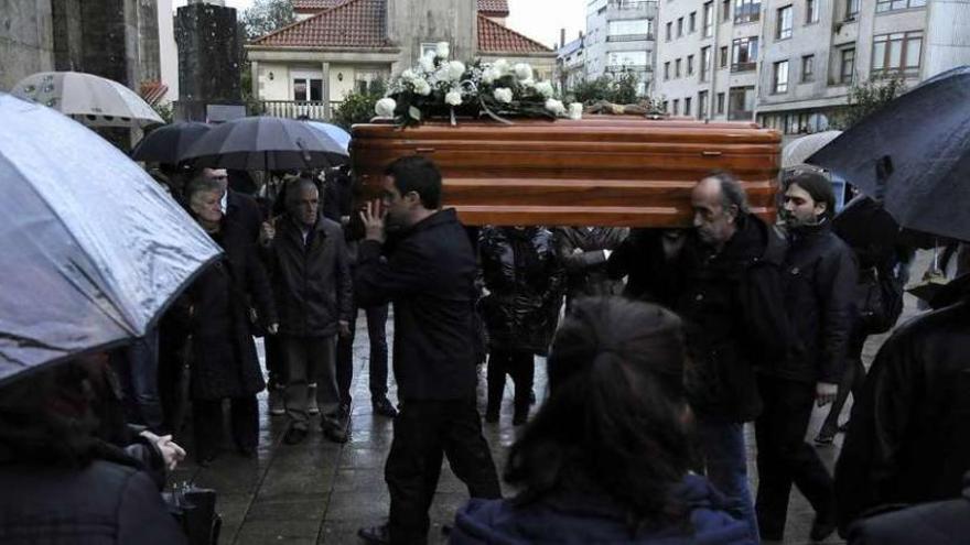 Familia, amigos y vecinos arroparon ayer a la familia de Lupita Cusidó en el funeral. // Bernabé / Javier Lalín