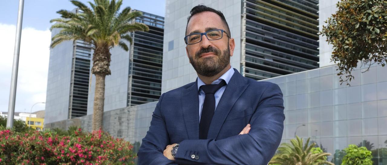 El abogado Javier Valentín, experto en derecho turístico, frente a la Ciudad de la Justicia de Las Palmas de Gran Canaria.