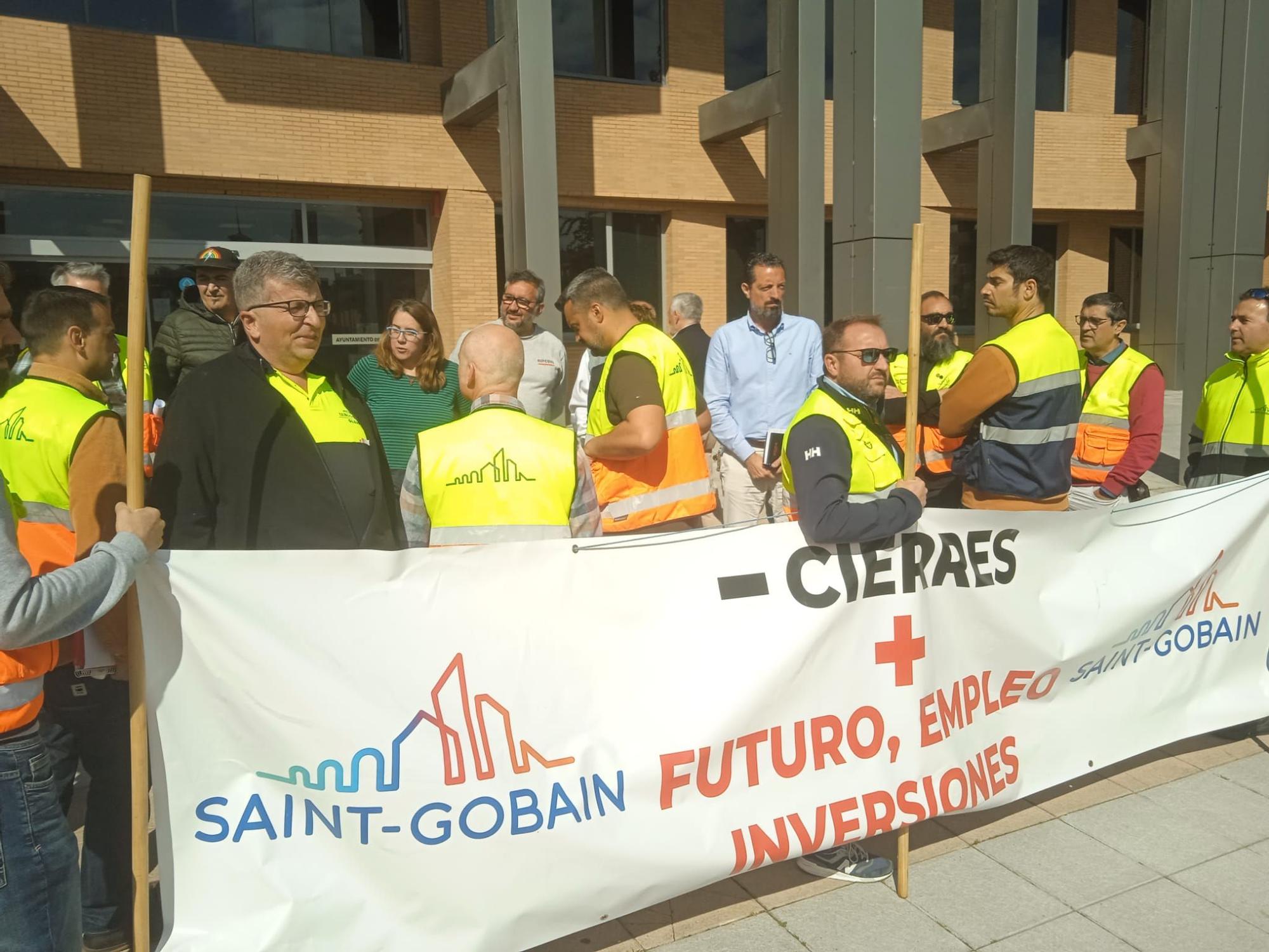 La concentración de los trabajadores de Sekurit, ayer, en Castrillón