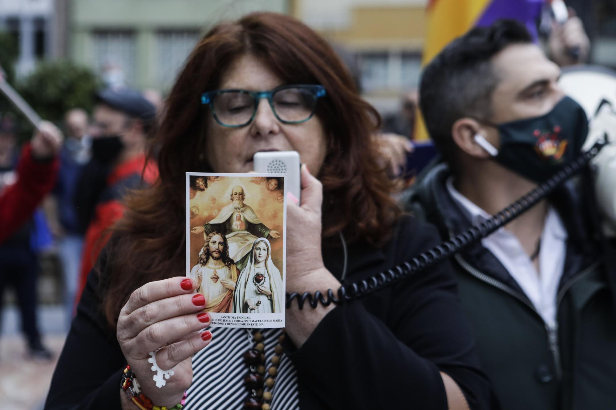 Ambiente en el entorno del Campoamor: republicanos, antisatánicos y muchos aplausos y vítores a Familia Real y premiados