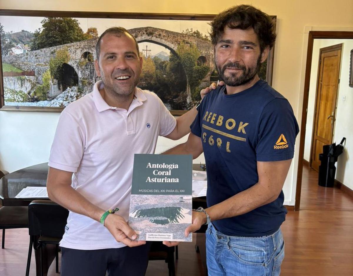 Guillermo Martínez Vega –derecha– y el alcalde de Cangas de Onís, José Manuel González.