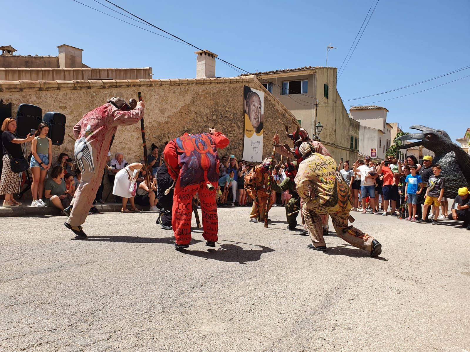 Tributo a Carles Costa en Sant Joan con una ‘trobada de dimonis’