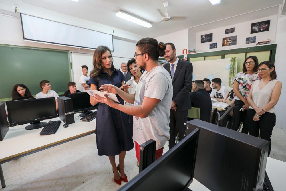 La Reina Letizia visita el IES Severo Ochoa de Elche.