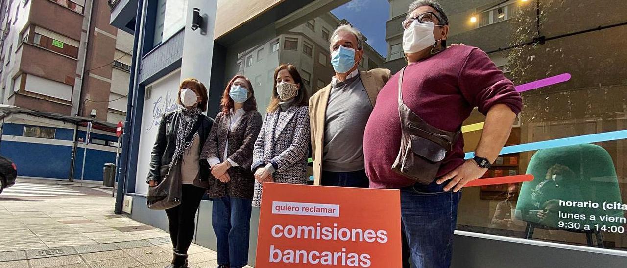 Puri Herrero, May Rodríguez, Verónica Díaz, Dacio Alonso y Vicente Torrado, ayer, delante del nuevo local de la Unión de Consumidores en La Felguera. | C. M. B.