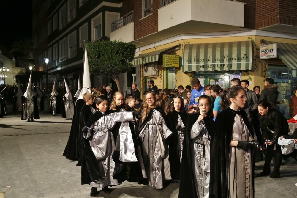 Algunas de las imágenes decanas de la Semana Santa se acercaron al mar y los paseos en Martes Santo