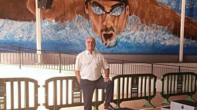 José Maroto, en la piscina de 25 metros del barrio de Schamann, en Las Palmas de Gran Canaria, que gestiona la Federación. | | LP