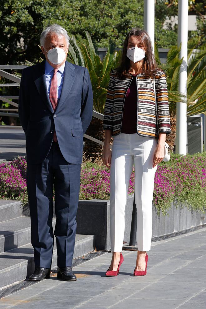 El look de la reina Letizia con chaqueta étnica de Uterqüe, pantalones blancos y salones rojos