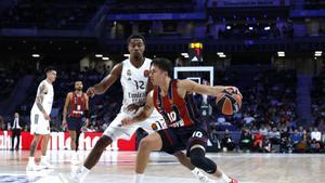 MADRID, 11/12/2025.- El base del Baskonia Matteo Spagnolo (d) intenta superar a Theo Maledon, del Real Madrid, durante el partido de la jornada 15 de la EuroLiga que Real Madrid y Baskonia disputan hoy jueves en el Movistar Arena, en Madrid. EFE/Juanjo Martín
