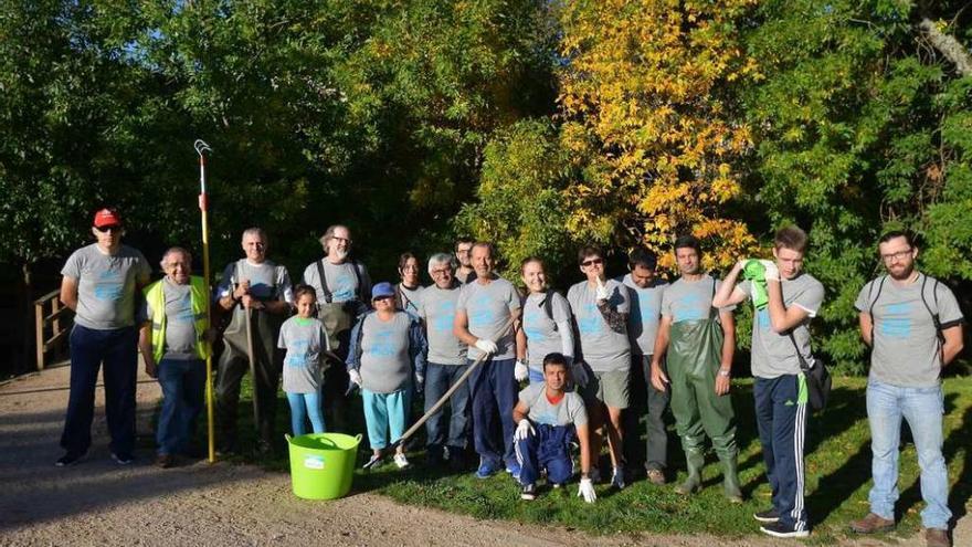 Voluntarios que participaron en la limpieza del tramo urbano del río de Os Gafos. // Gustavo Santos