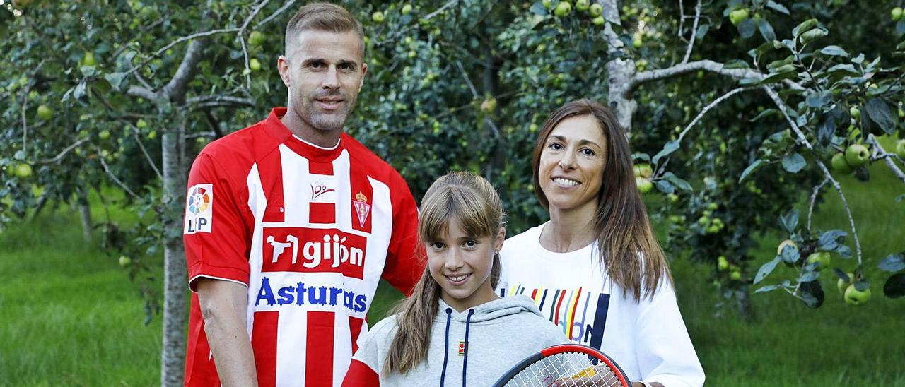 Isma Piñera y Susana Celorio, con la pequeña Paola en primer término, en la pomarada familiar en Deva. | Marcos León