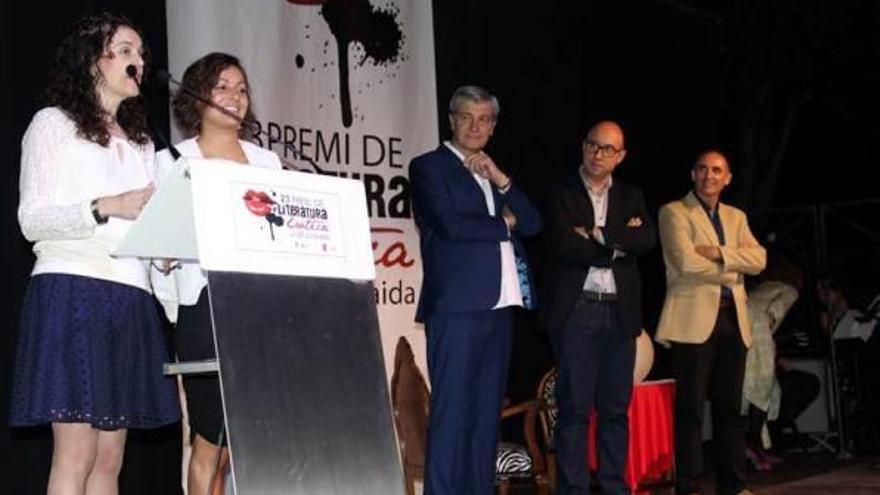 Les guanyadores reben el premi en un acte a la Pobla del Duc (País Valencià).