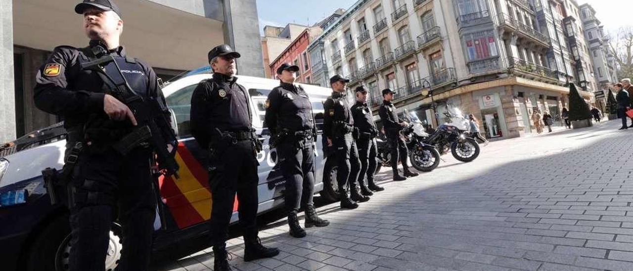 Agentes del operativo especial de refuerzo por Semana Santa, en una calle de Oviedo.