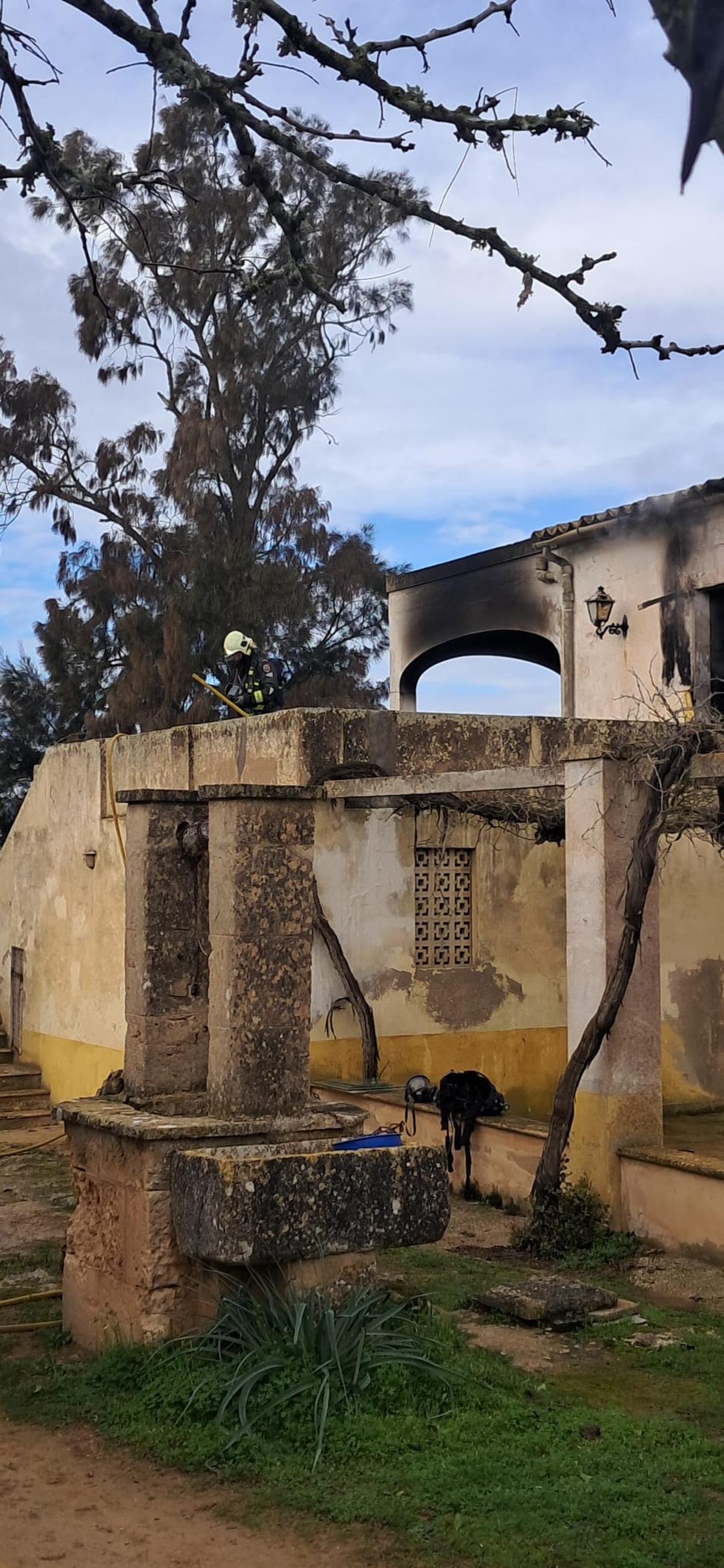 Una mujer ha resultado herida al saltar de un primer piso de una casa de campo incendiada en Llucmajor